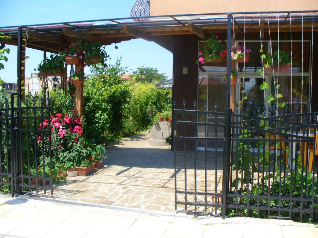Zora Guest House Приморсько Номер фото